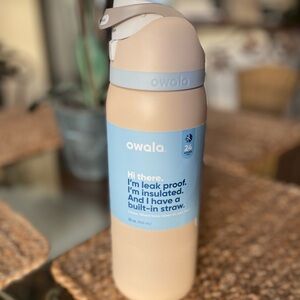 NWT Owala Insulated Water Bottle with Built-In Straw Dune Drift 32 oz Free Sip